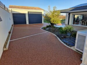 Une belle réalisation en moquette de pierre pour une allée